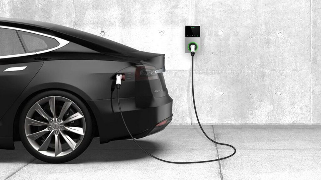voiture électrique tesla en court de chargement sur borne rapide autel