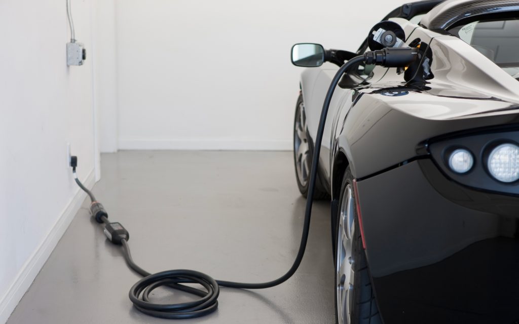 véhicule en cour de rechargement sur prise électrique green up